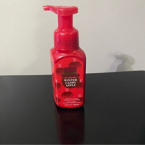 1 BATH & BODY WORKS GENTLE & CLEAN FOAMING HAND SOAP WINTER CANDY APPLE - Picture 1 of 4